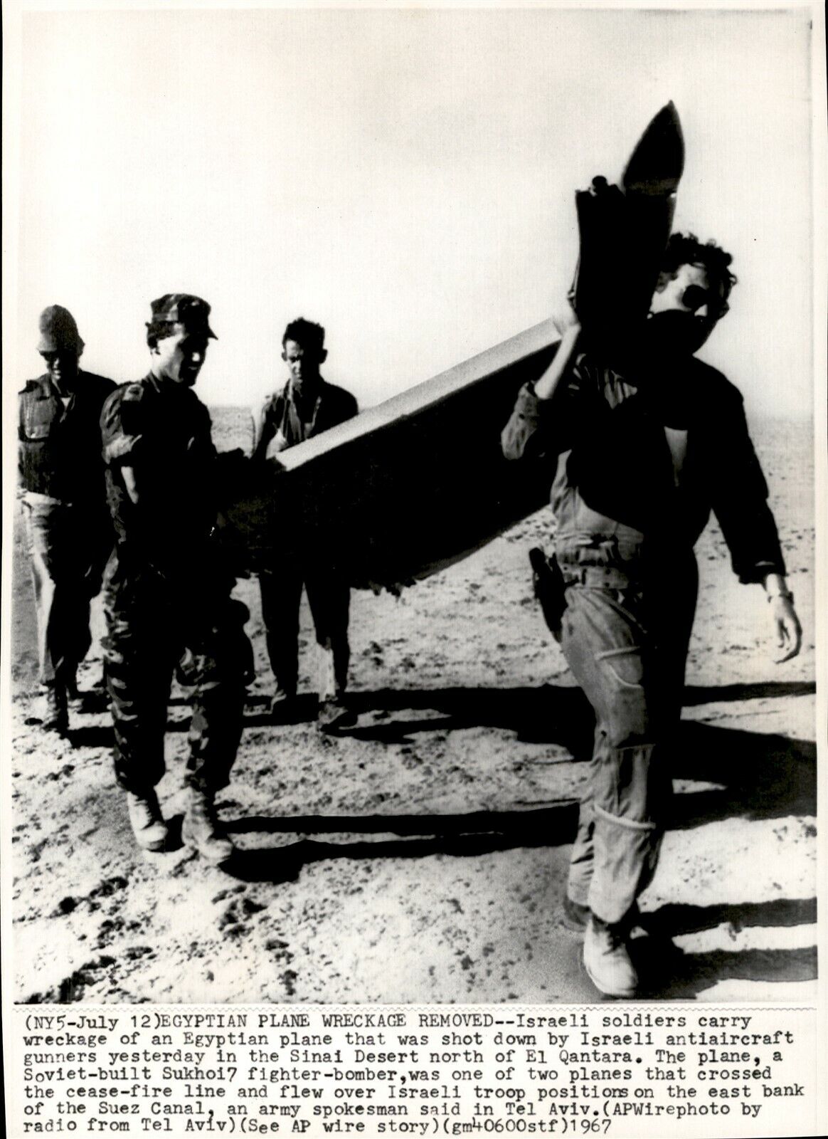 LG912 1967 AP Wire Photo EGYPTIAN PLANE WRECKAGE REMOVED ISRAELI ANTI-AIRCRAFT