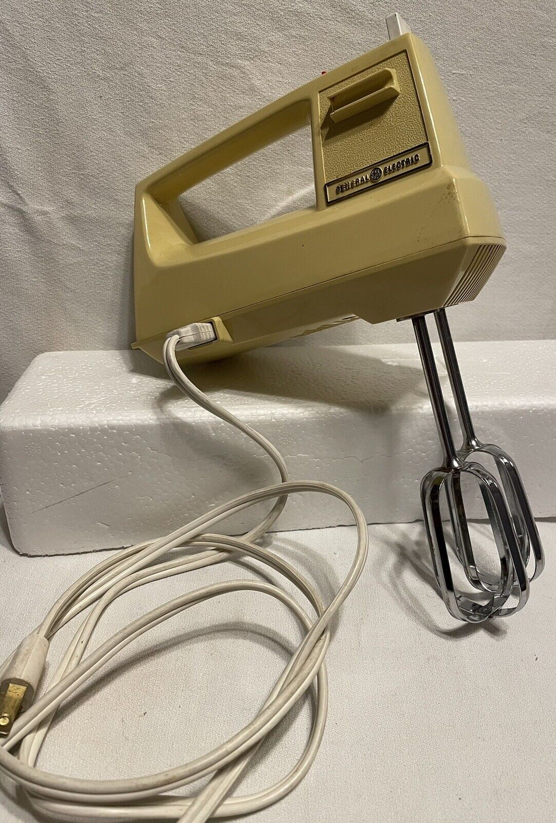 Vintage General Electric Harvest Gold Hand Mixer/Beater GE 3-Speed D1M24 TESTED