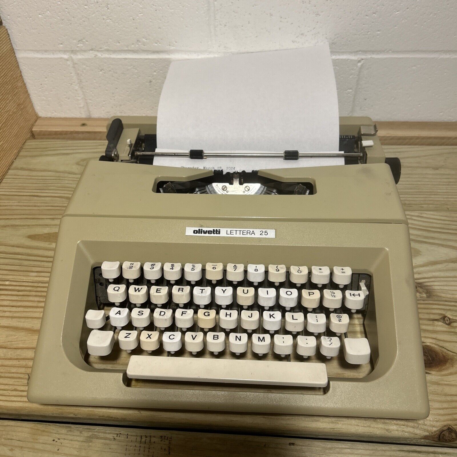 1970s Olivetti Lettera 25 Portable Typewriter w/ New Ribbon to test