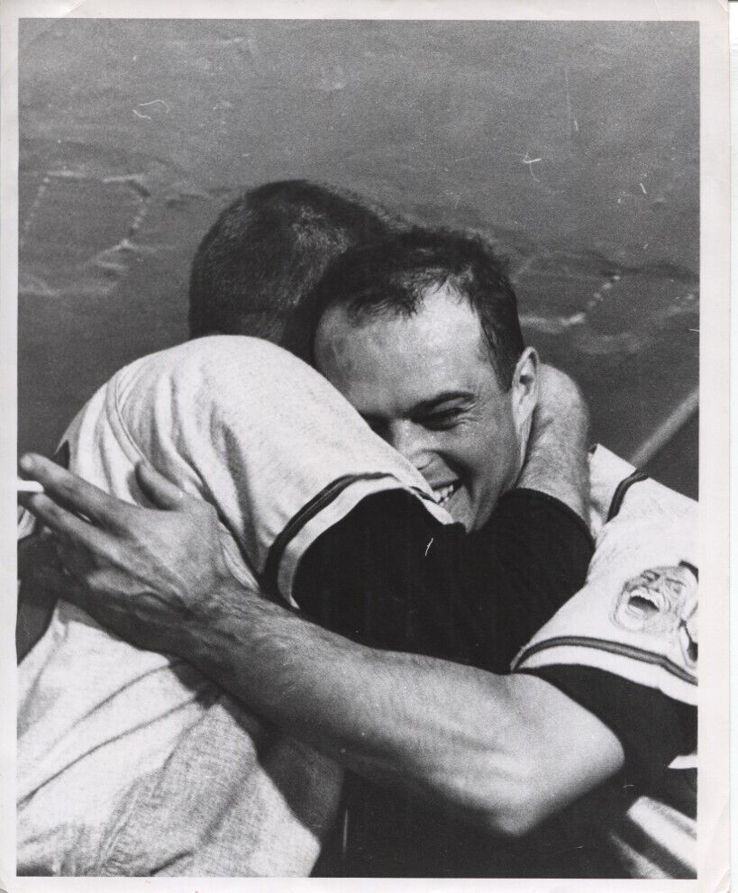 1957 Press Photo HoFer Eddie Mathews  w Pitcher Lew Buredette After World Series