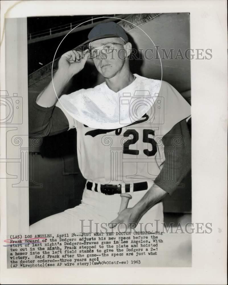 1963 Press Photo Dodgers\' Frank Howard wears new glasses in Dodgers-Braves game.