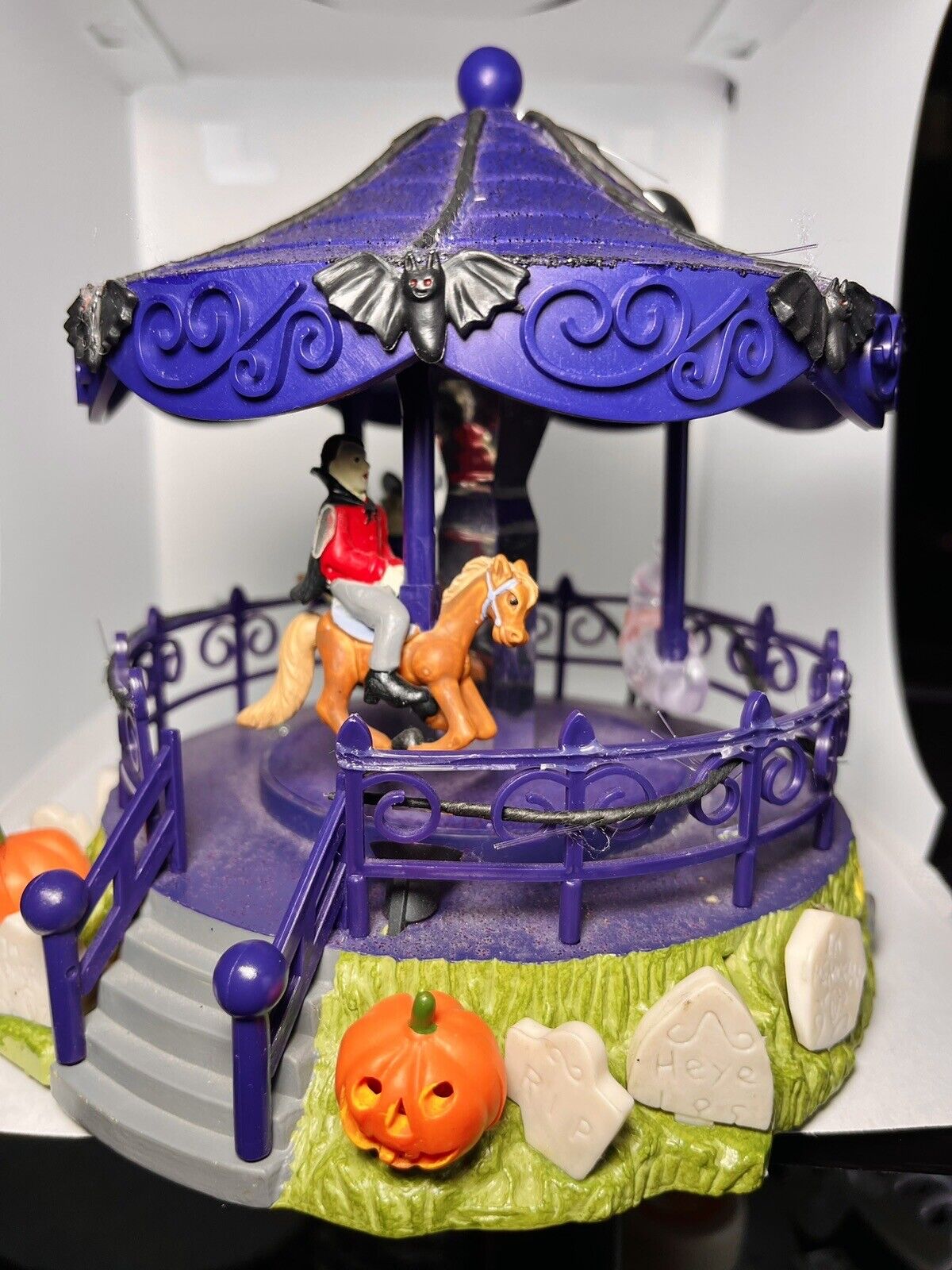 2008 AVON HALLOWEEN Light Up Moving CAROUSEL With GHOULS AND SPOOKY SOUNDS