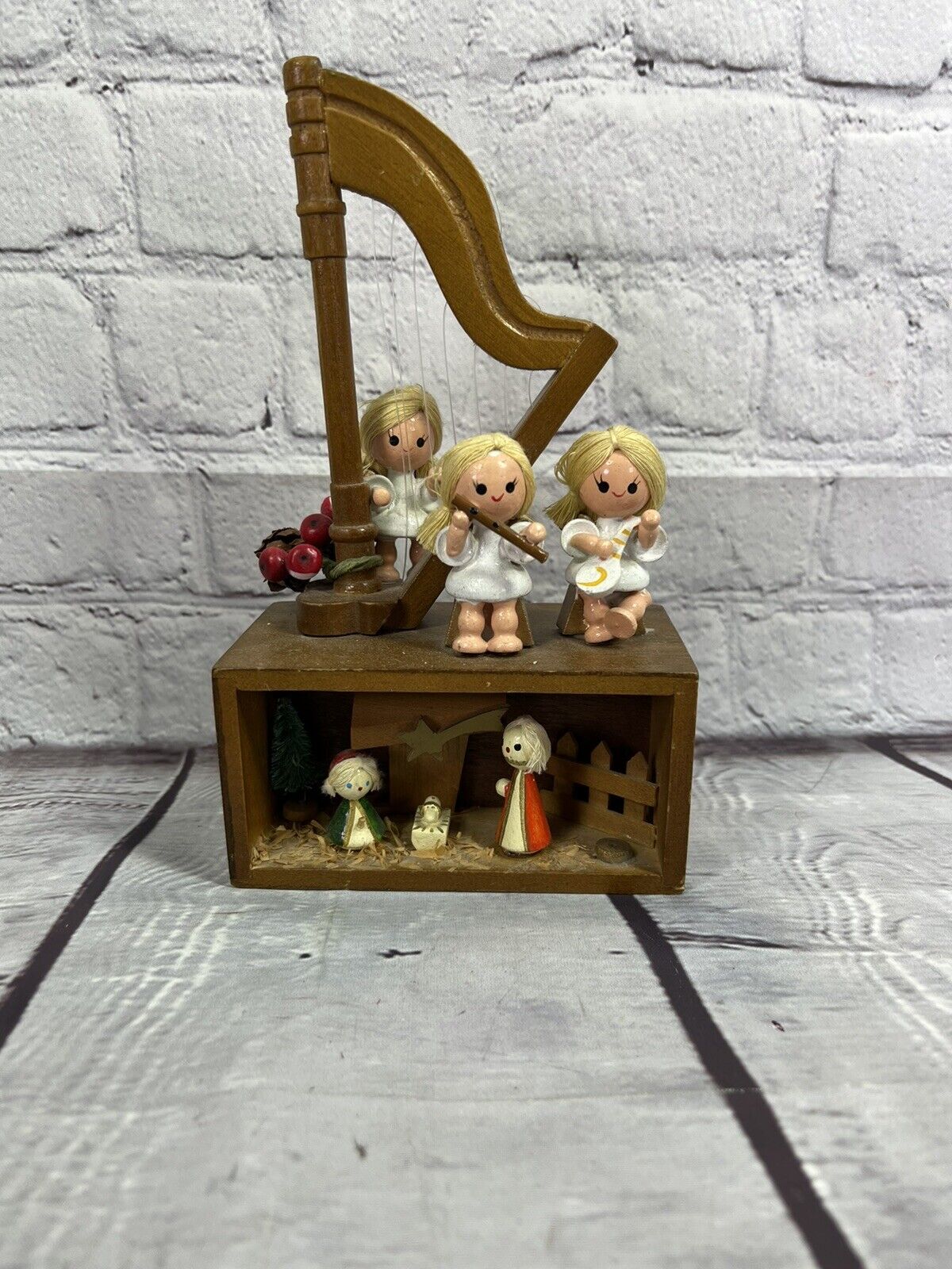 VTG 91 Enesco Wooden Nativity Scene Music Box hand wind 8 x 5''
