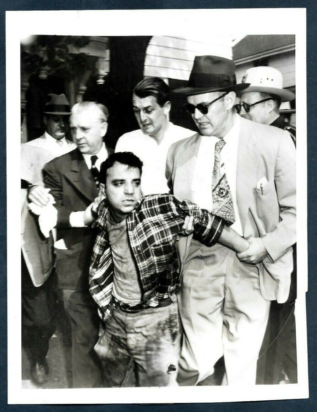HORROR CRIMINAL UNDER POLICE CUSTODY AFTER STREET SHOOTING 1940s Photo Y 202