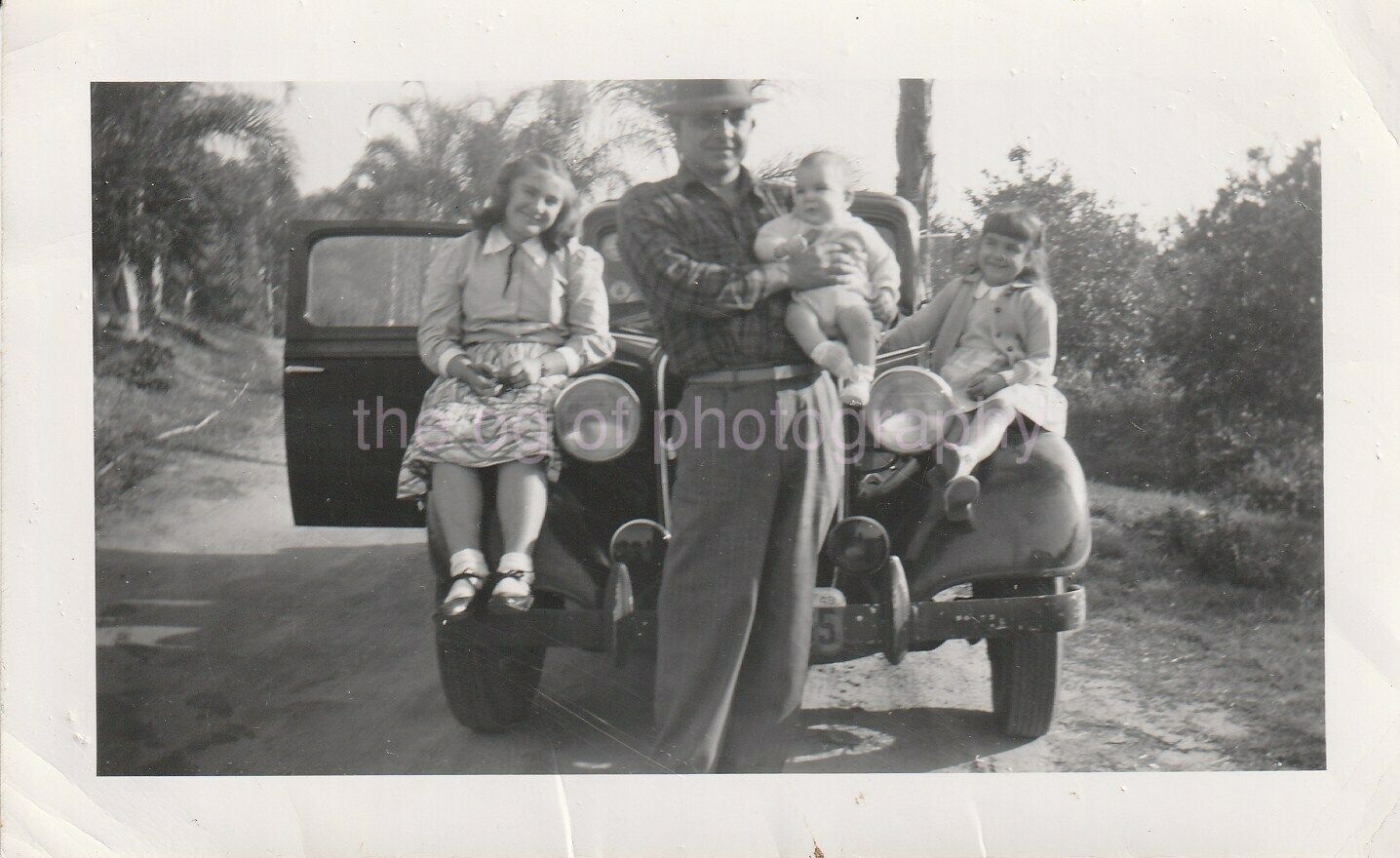 FAMILY CAR Vintage FOUND PHOTO Original Snapshot bw  AUTO DD 96 4 K