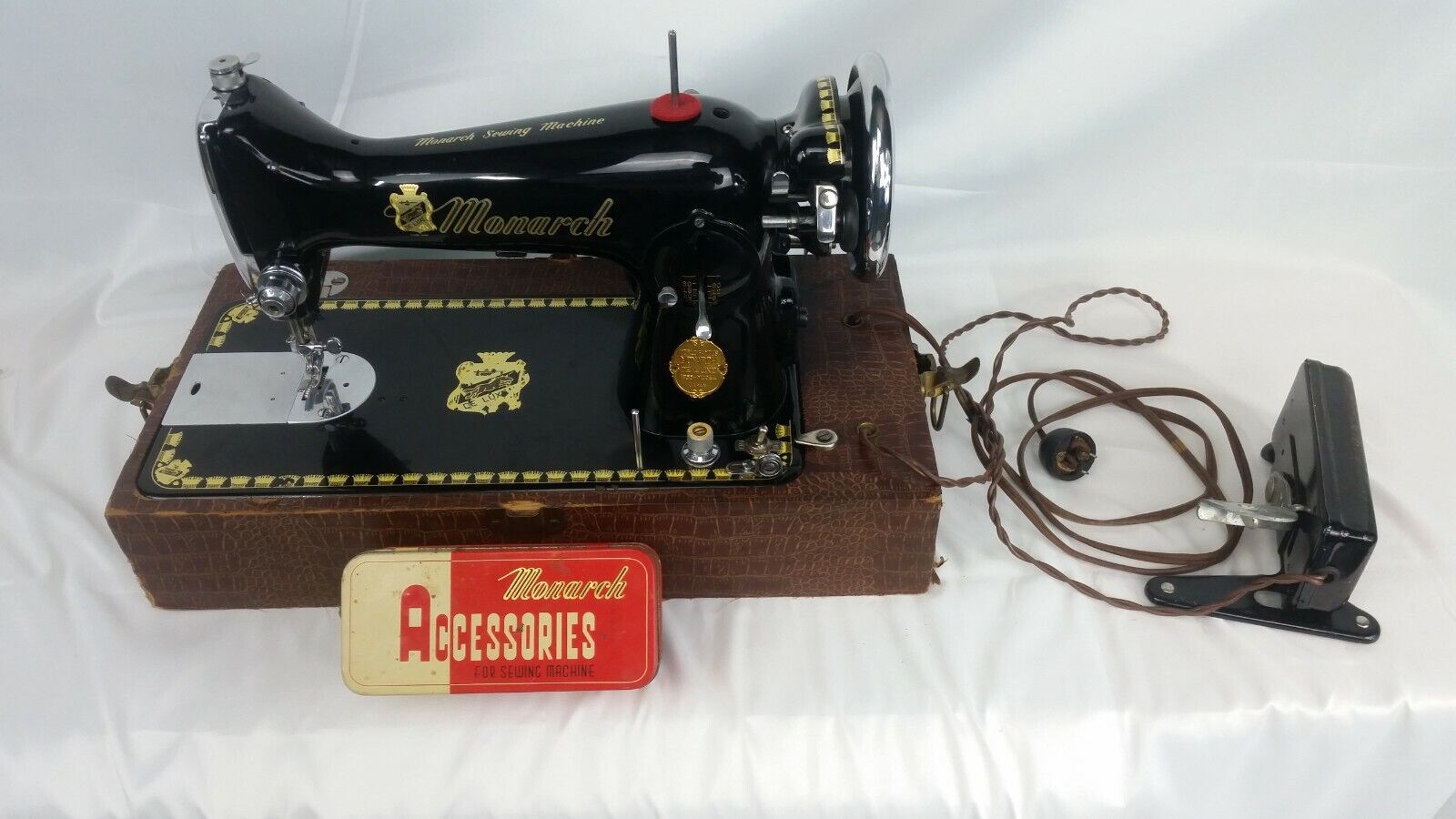 World Famous Monarch De-Luxe 1953-Model Sewing Machine With Accessories Japan 