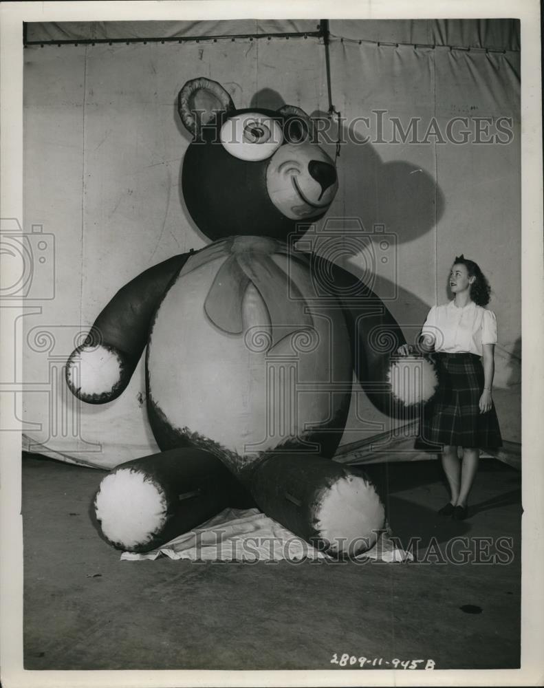 Press Photo Panda Bear 10 ft tall sitting down for a Cleveland parade float