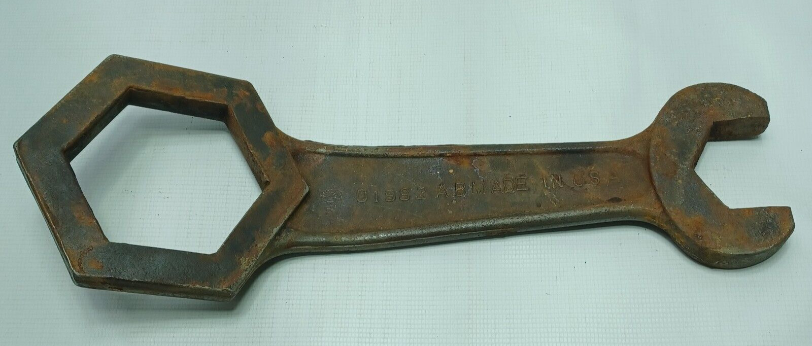 Antique J. I. Case wrench Threshing Machine Co. Tractor Hubcap 01982AB