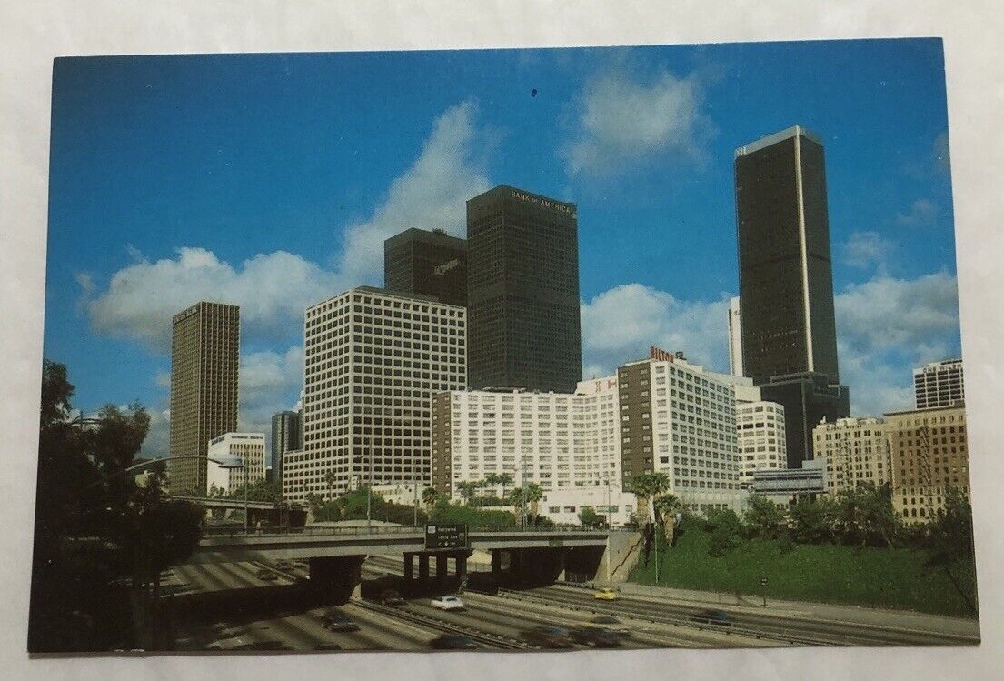 Los Angeles Hilton Las Angeles, California. Postcard (E2)