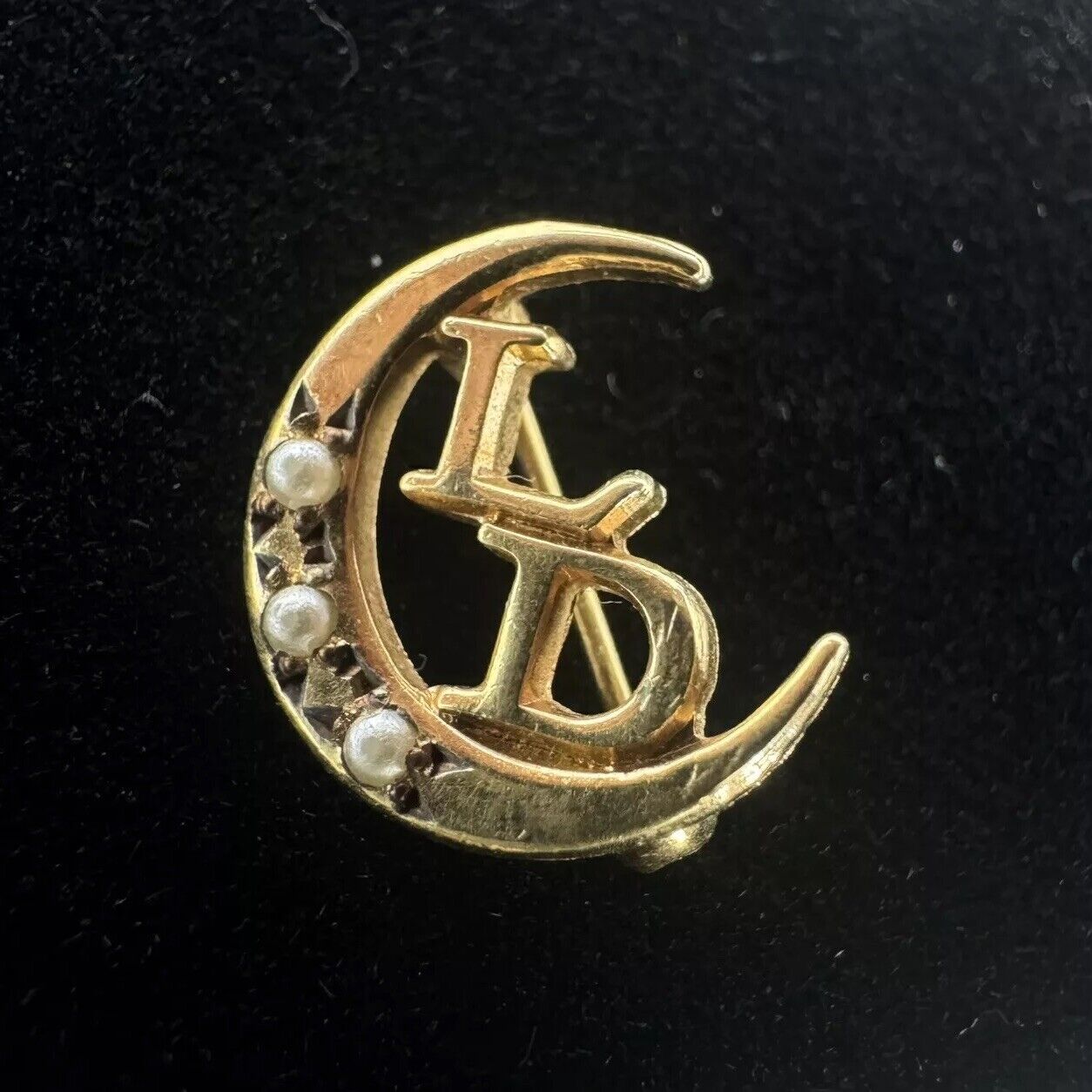 RARE VINTAGE LD L D INITIAL GOLD MOON PIN WITH SEED PEARLS