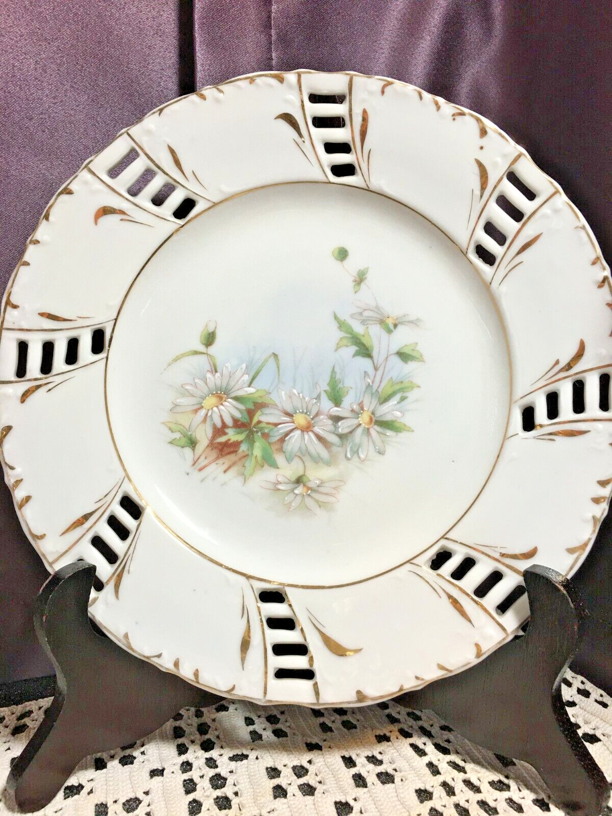 Decorative Wall Plate, Vintage Plate White Daisy Flower Design w/ Gold Trim