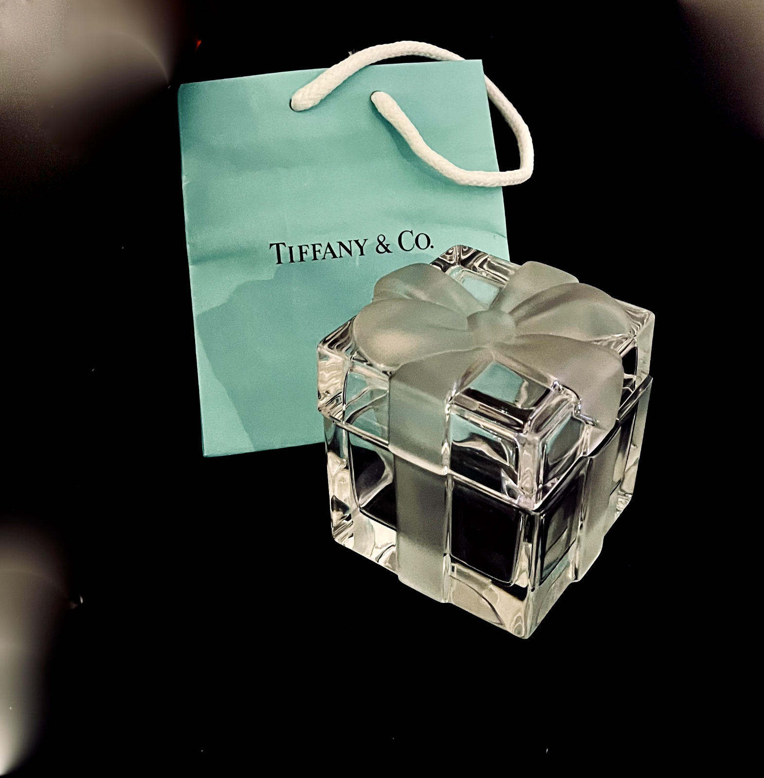 TIFFANY0 & CO LIDDED  CRYSTAL TRINKET/GIFT  BOX WITH FROSTED BOW 3 INCHES SQUARE