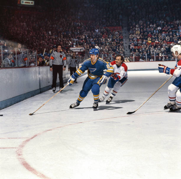 St. Louis Blues Bernie Federko in action vs Montreal Canadiens Guy - Old Photo 1