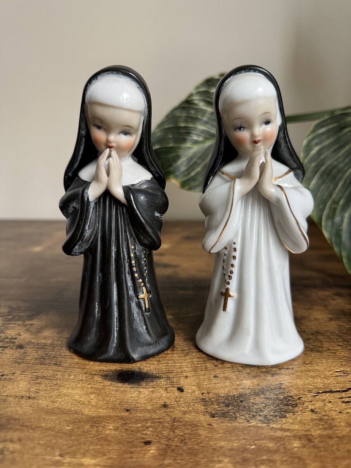 Set (2) 1950s Lipper & Mann Ceramic Nun Figurines Black White Habits Pray Japan