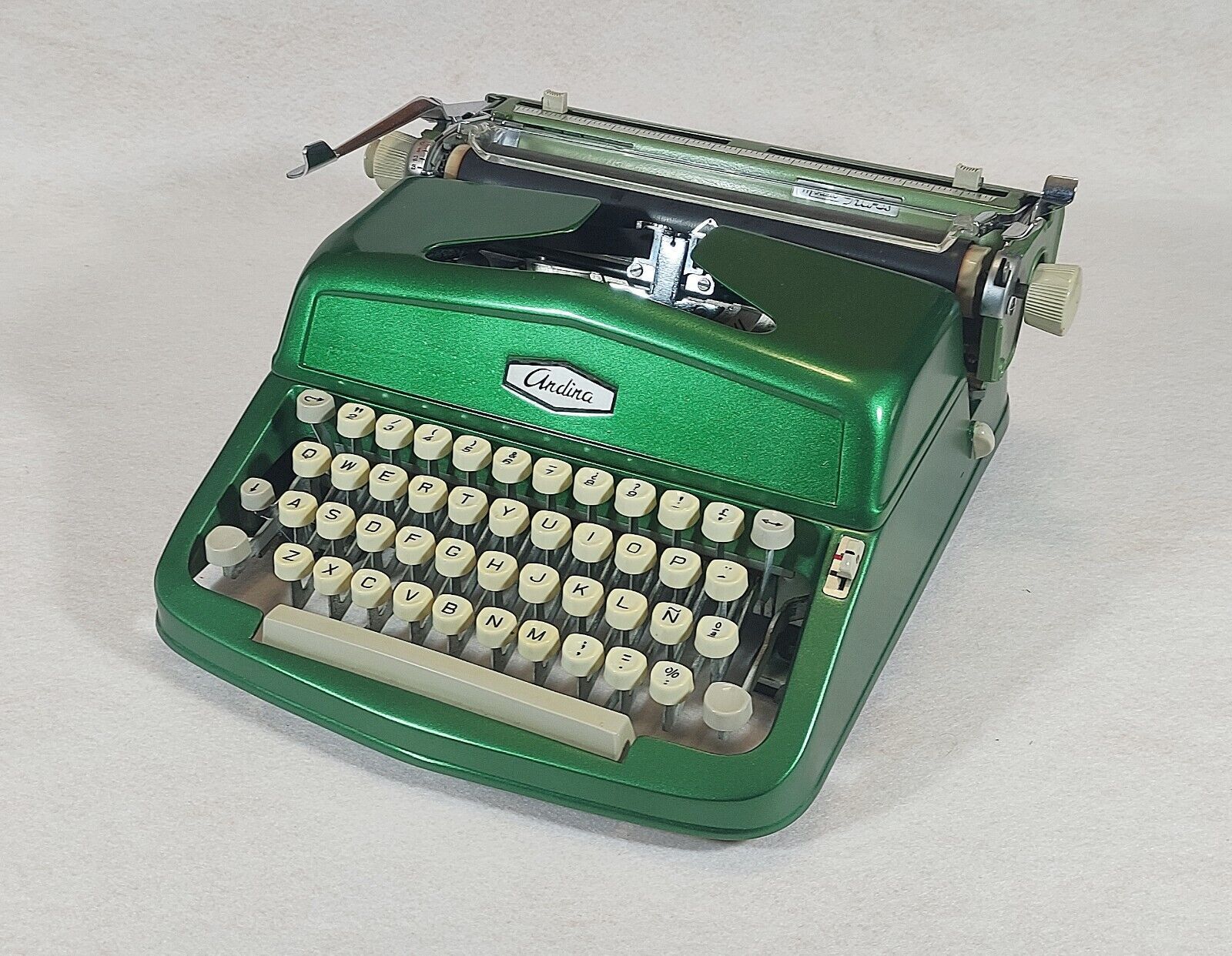 Vintage rarity: ANDINA typewriter model Grafos, Spanish exclusive.