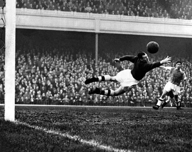 Arsenal goalkeeper Jack Kelsey makes spectacular save by divi- 1955 Old Photo 1