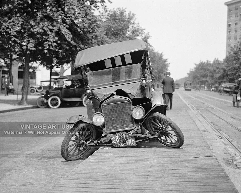 Antique 1922 Automobile Accident Photo – Ford Model T Vintage Car Crash Wreck