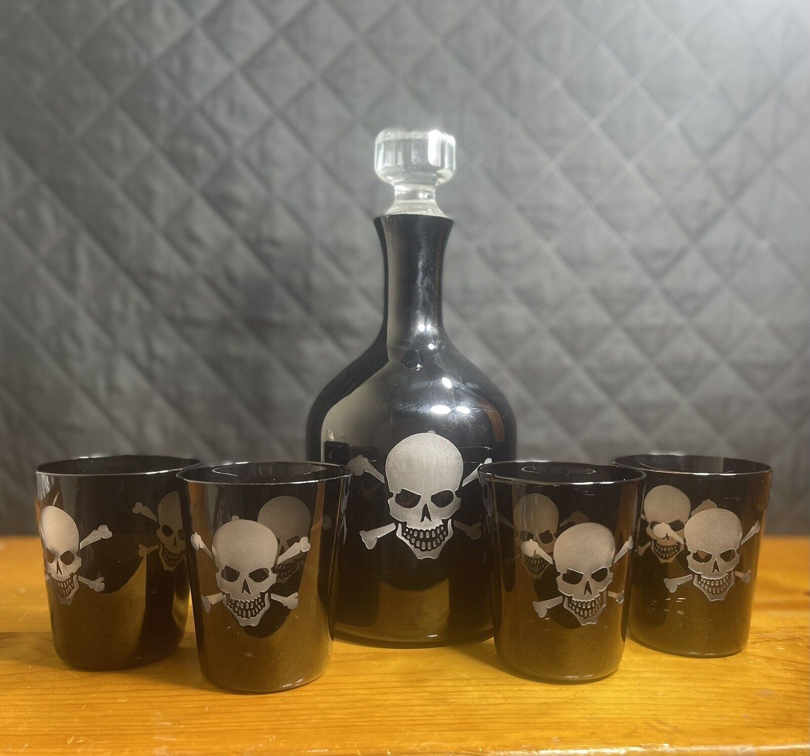Skull And Bones 🏴‍☠️ Pirate ☠️ Skull Black Cut To Glass Decanter & 4 Glasses