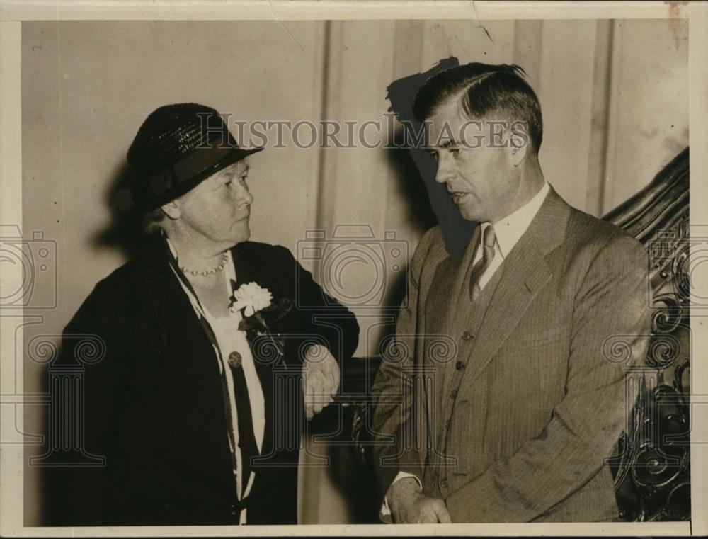 1933 Press Photo Henry A.Wallace,Sec.of Agriculture speaks with Ellen Gowan Hood