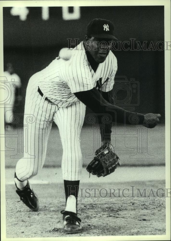 1991 Press Photo Yanks pitcher Willie Smith throws ball during game - tus01547