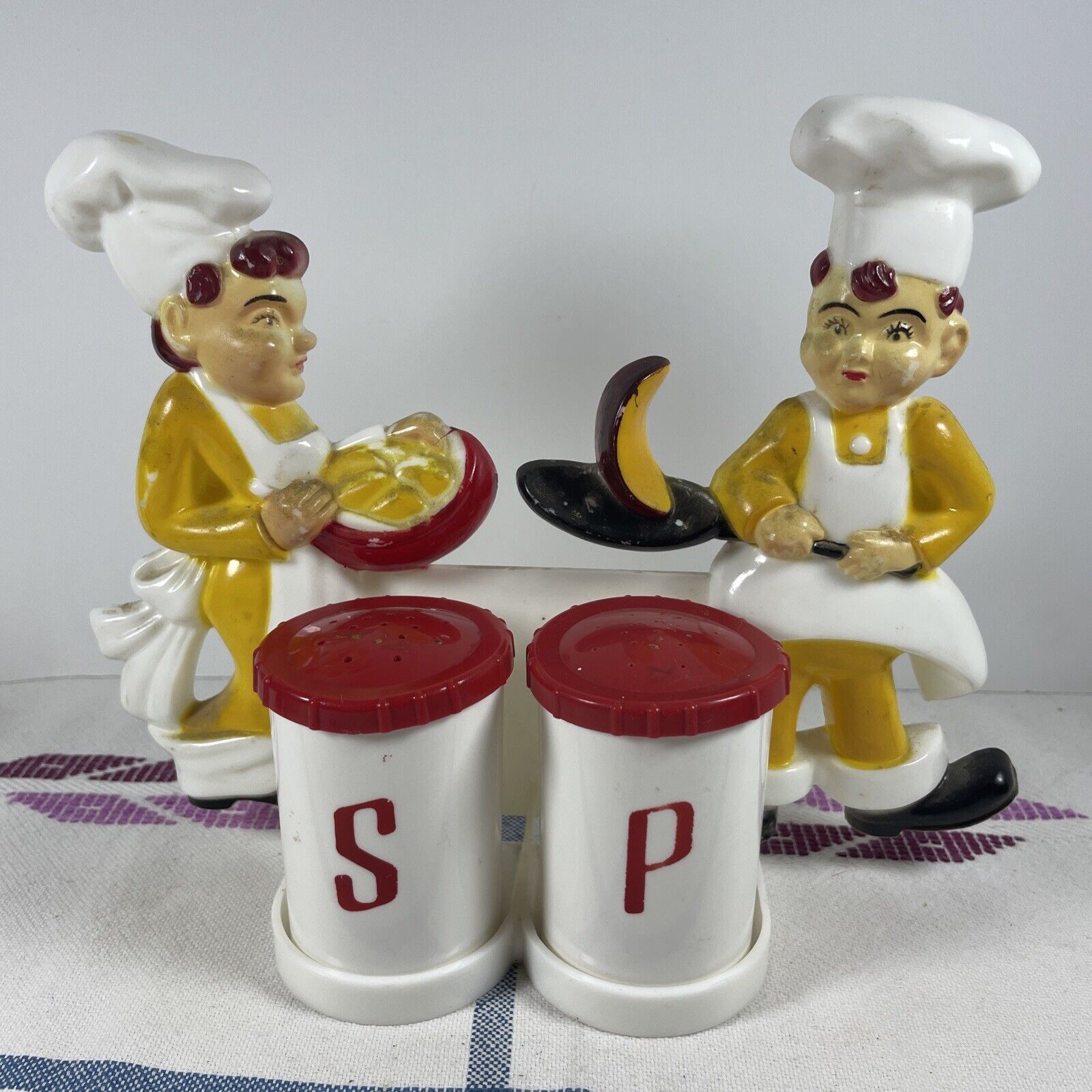 VINTAGE 1950s DUAL CHEF SALT & PEPPER WALL MOUNT HOLDER Tremax Rare Yellow