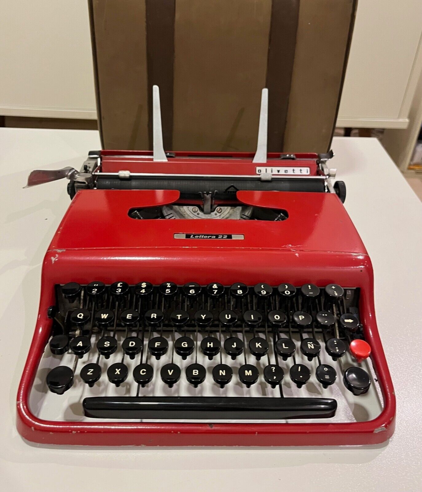 OLIVETTI LETTERA 22 MADE IN ITALY BY IVREA 1950. SERIAL # 025723. RED
