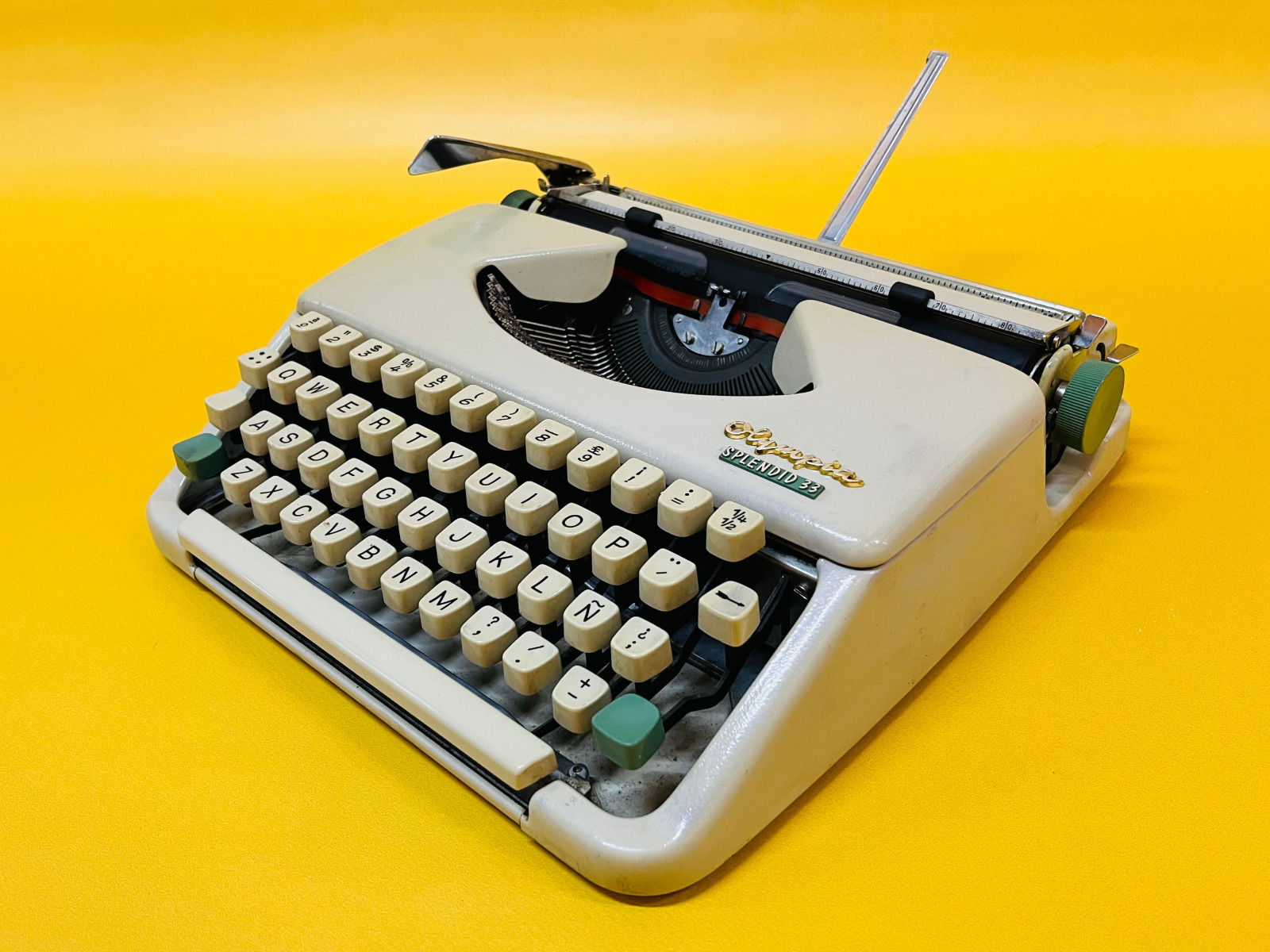 OLYMPIA SPLENDID 33 Working Typewriter Beige Typewriter with Case Portable Gift