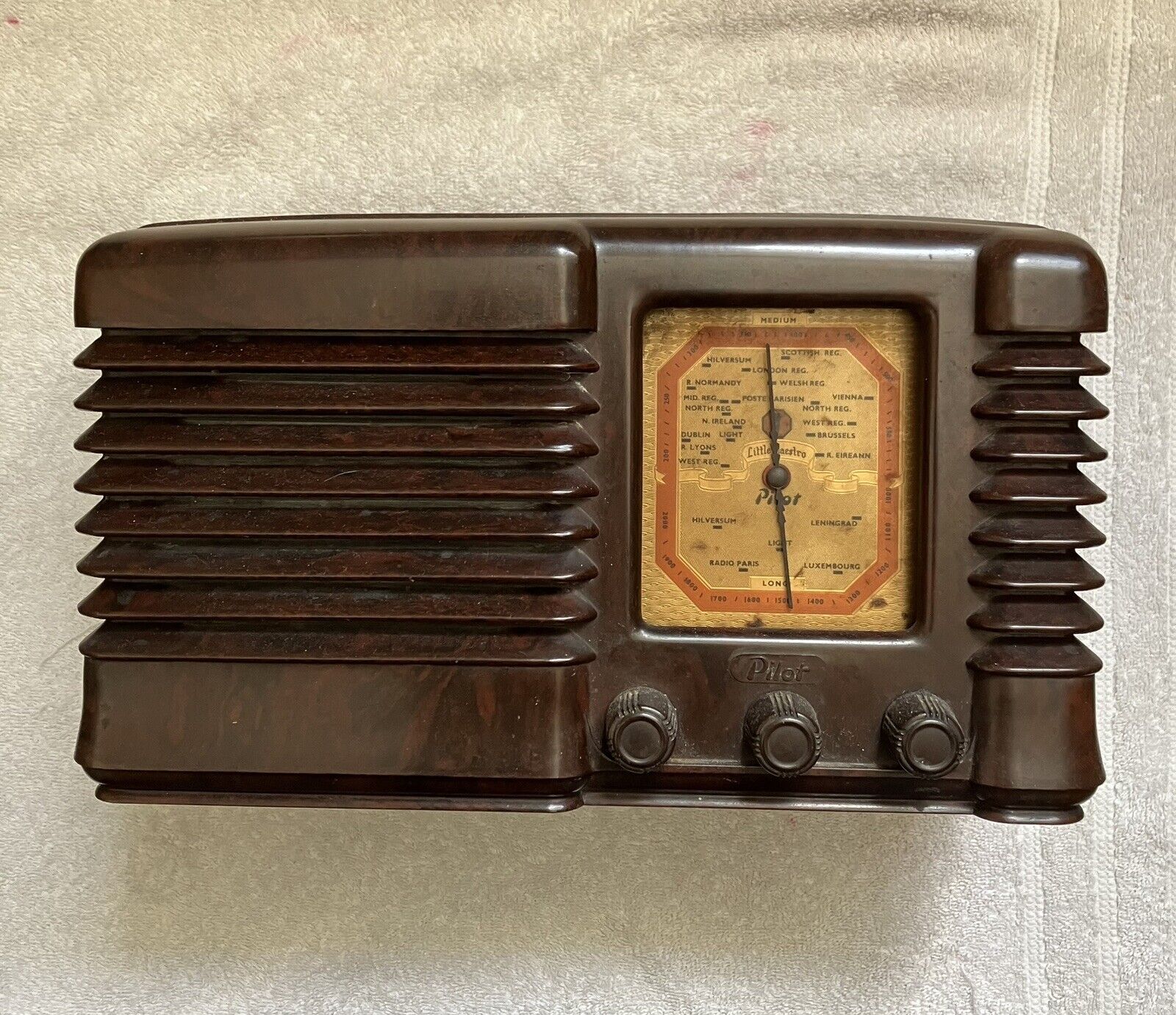 Vintage Pilot Maestro Bakelite Radio. Untested.