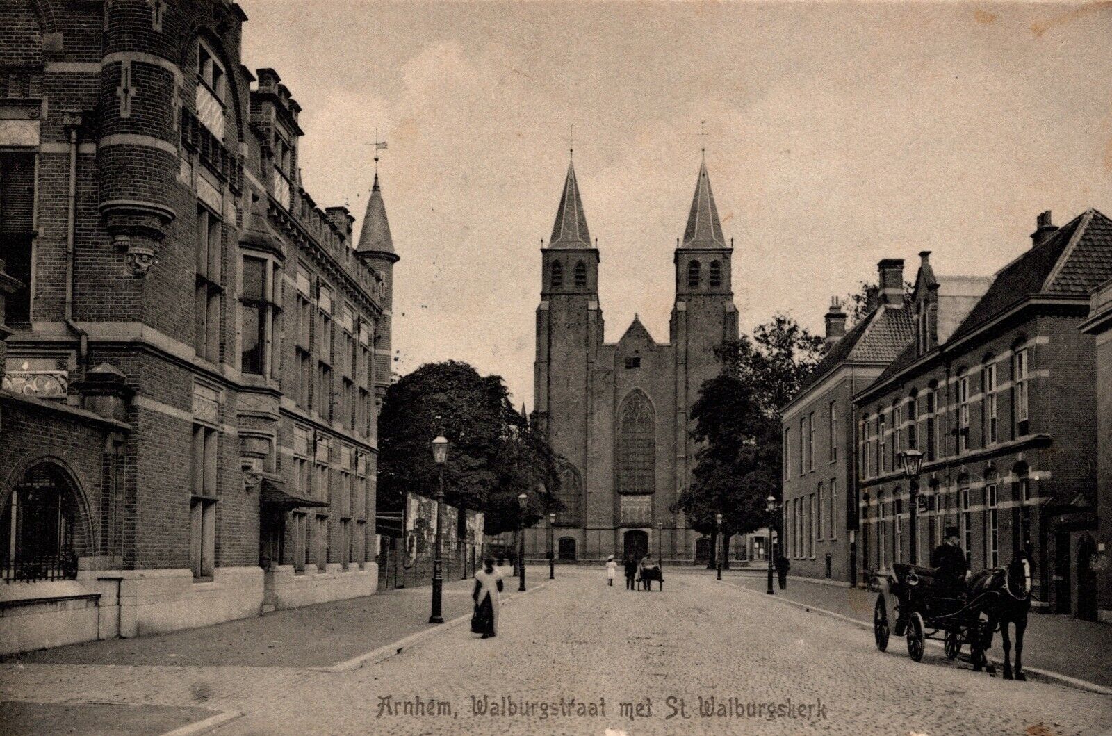 Netherlands Arnhem Walburgstraat met St. Walburgiskerk Vintage Postcard 09.00