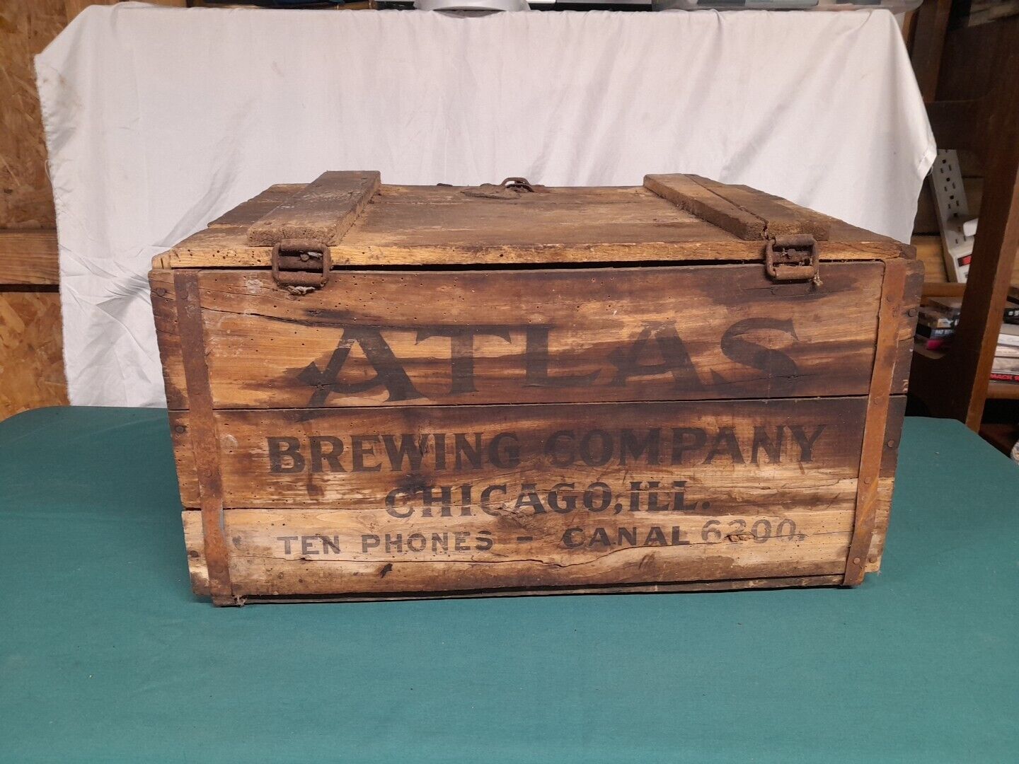 Vintage Atlas Brewing Company Wooden Crate Box Hinged Lid Latch Chicago ILL