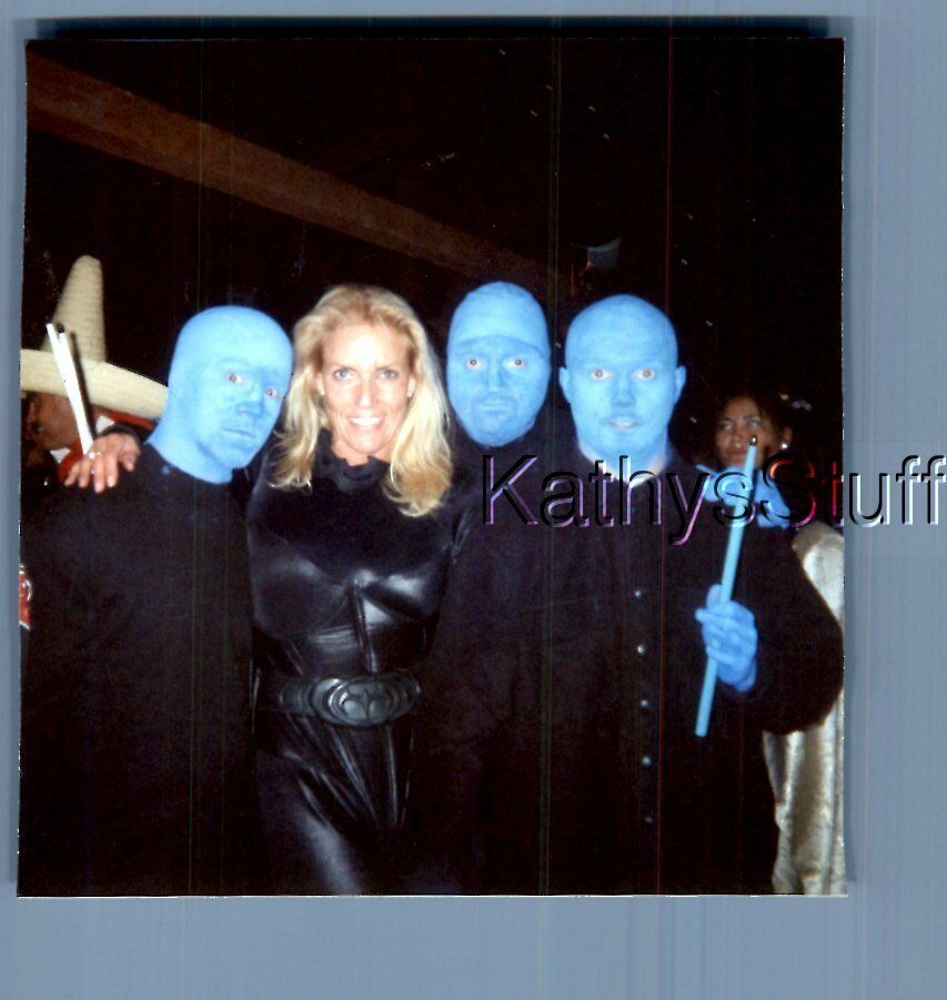 FOUND COLOR PHOTO U+1108 PRETTY WOMAN POSED WITH MEN AS BLUE MAN GROUP