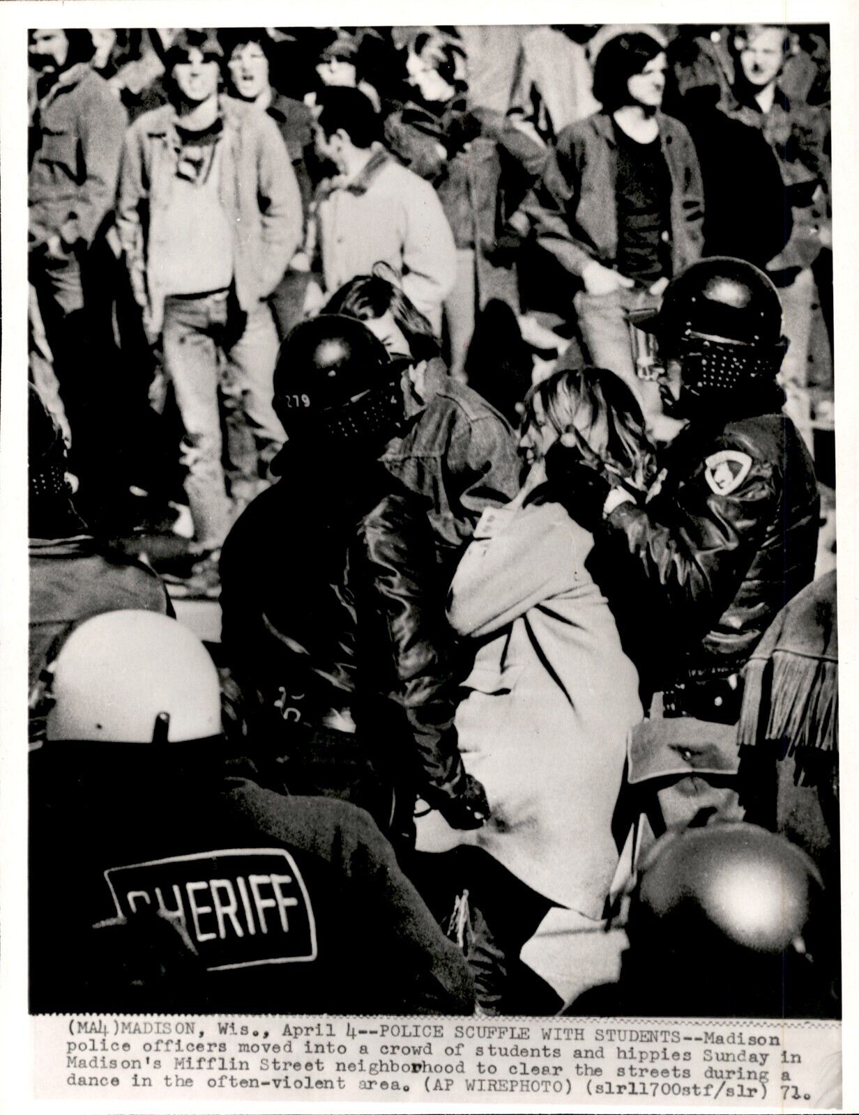 LG32 1971 AP Wire Photo MADISON POLICE SCUFFLE WITH HIPPY STUDENTS MIFFLIN ST