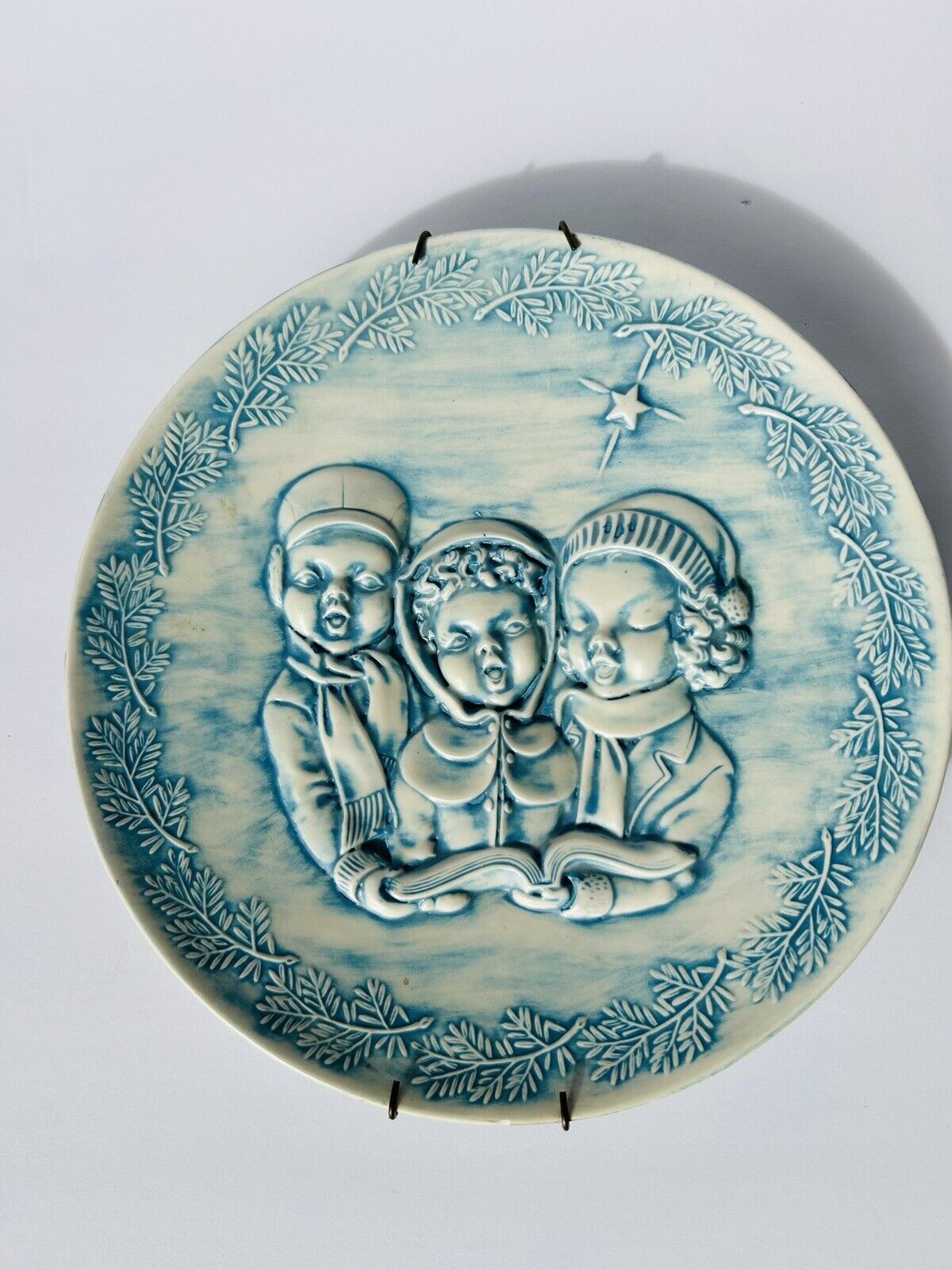 Vintage Holland Mold Christmas Holly Kids Singing Decorative blue  Matte  Plate