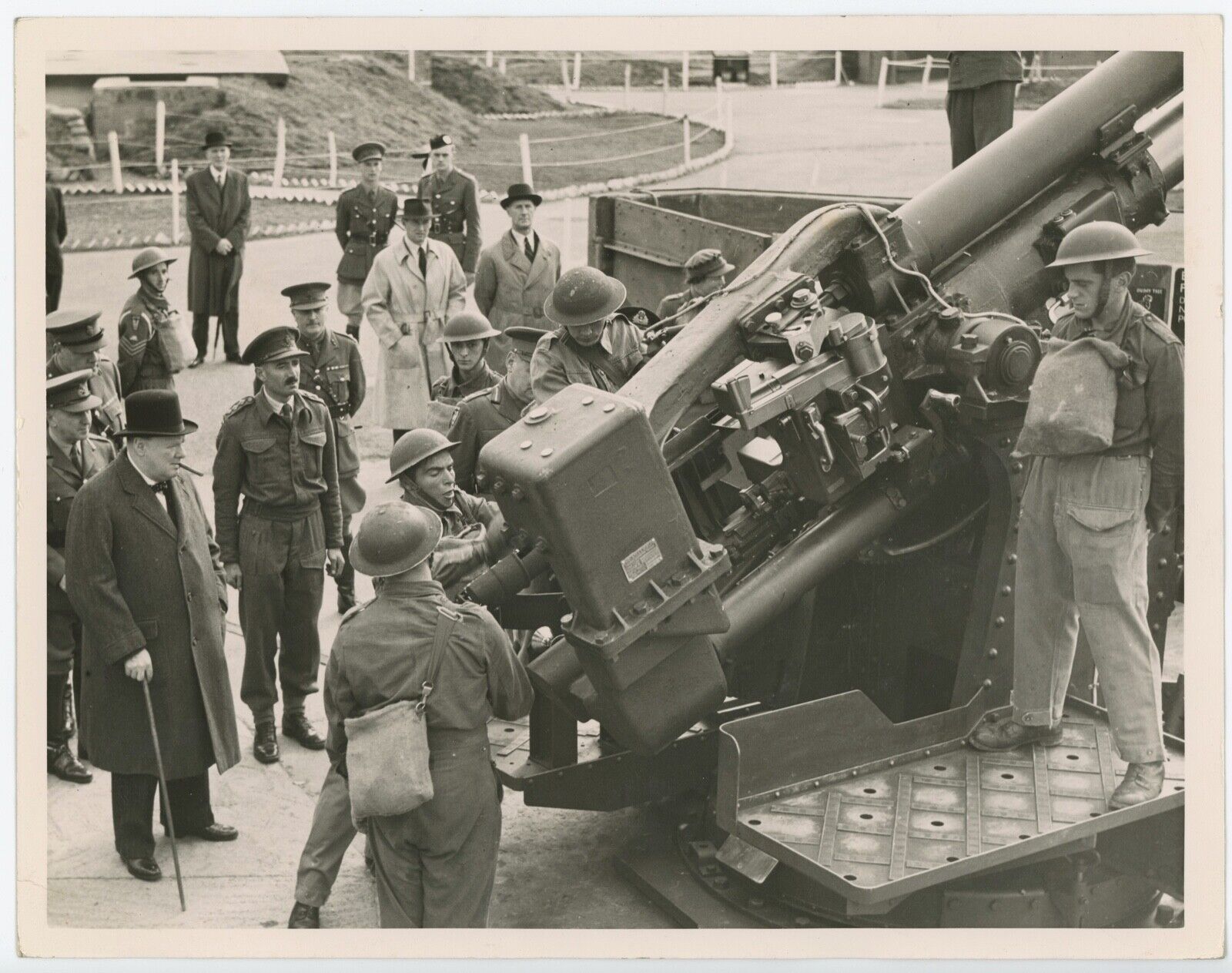 17 October 1941 press photo of Churchill inspecting an antiaircraft gun and crew