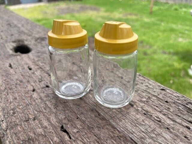 Federal Housewares Glass Salt & Pepper Shakers Yellow / Gold Tops  3 1/2\