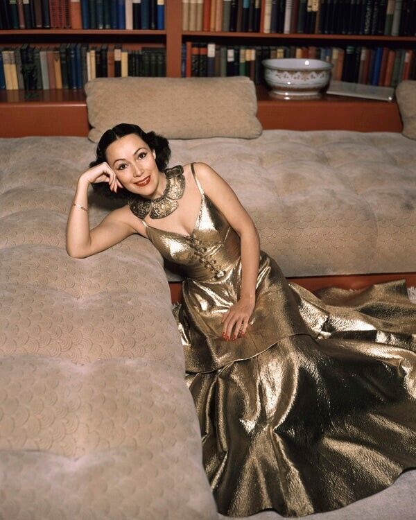 Delores Del Rio Gorgeous glamour pose in exotic low cut gold dress 8x10 Photo