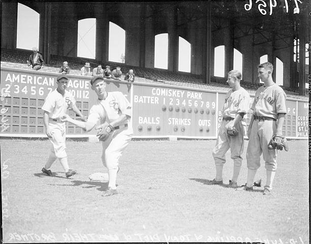 Chicago White Sox Baseball Players Luke Appling Tony Piet And The - Old Photo
