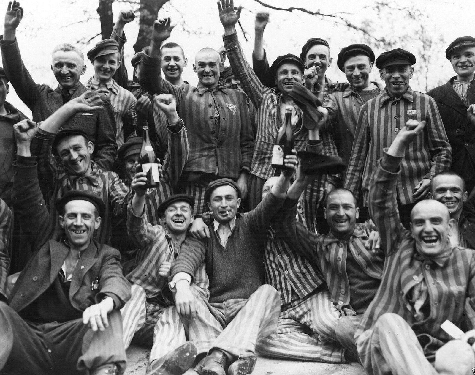 WW2 POLISH PRISONERS Celebrate Liberation from Dachau PHOTO (176-u )