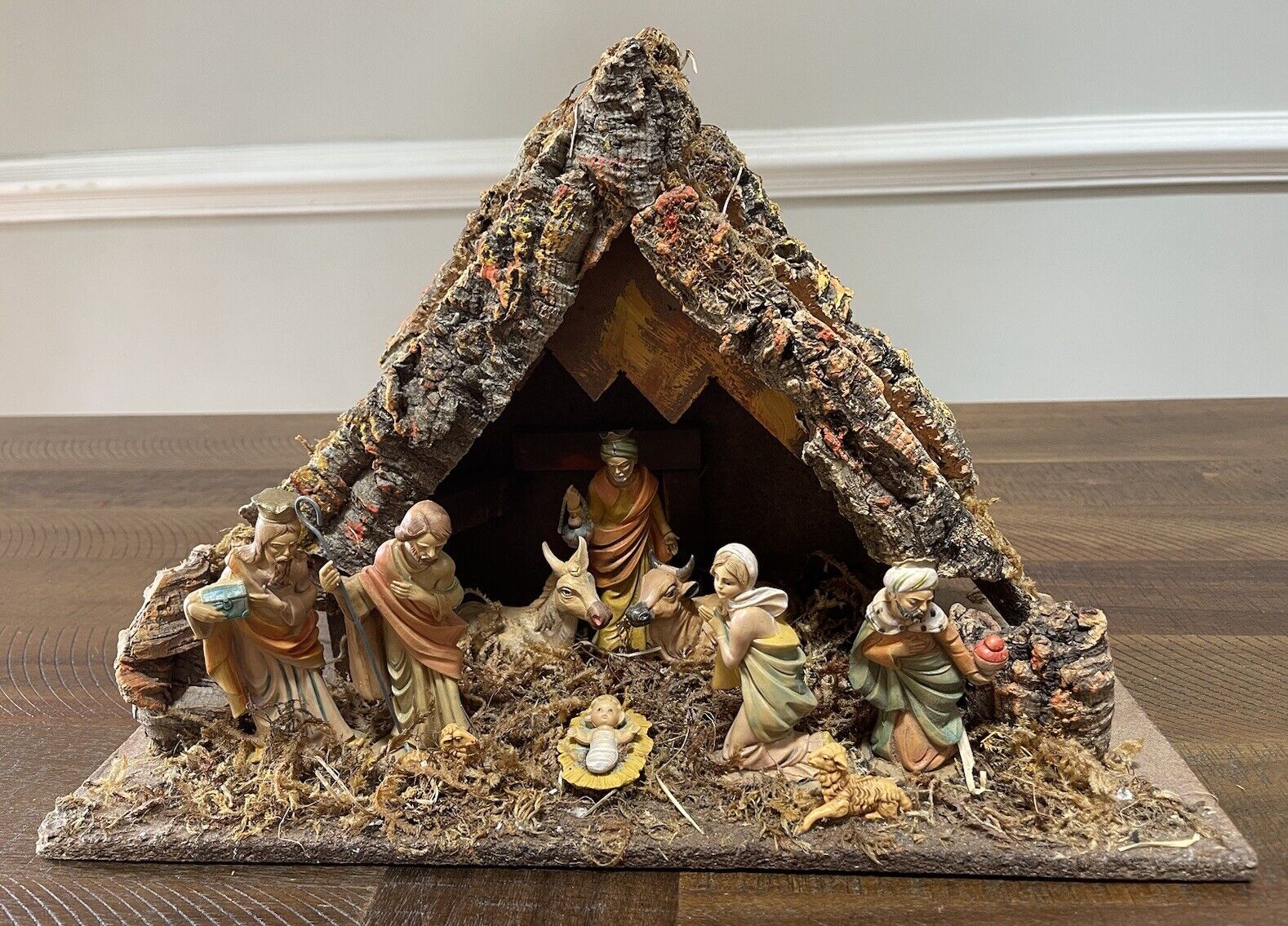 Vintage Nativity and Creche with 9 Figures Made In Italy