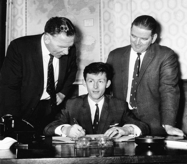 Jim Robertson signing for Tottenham Hotspur for �23 000 1964 Old Photo