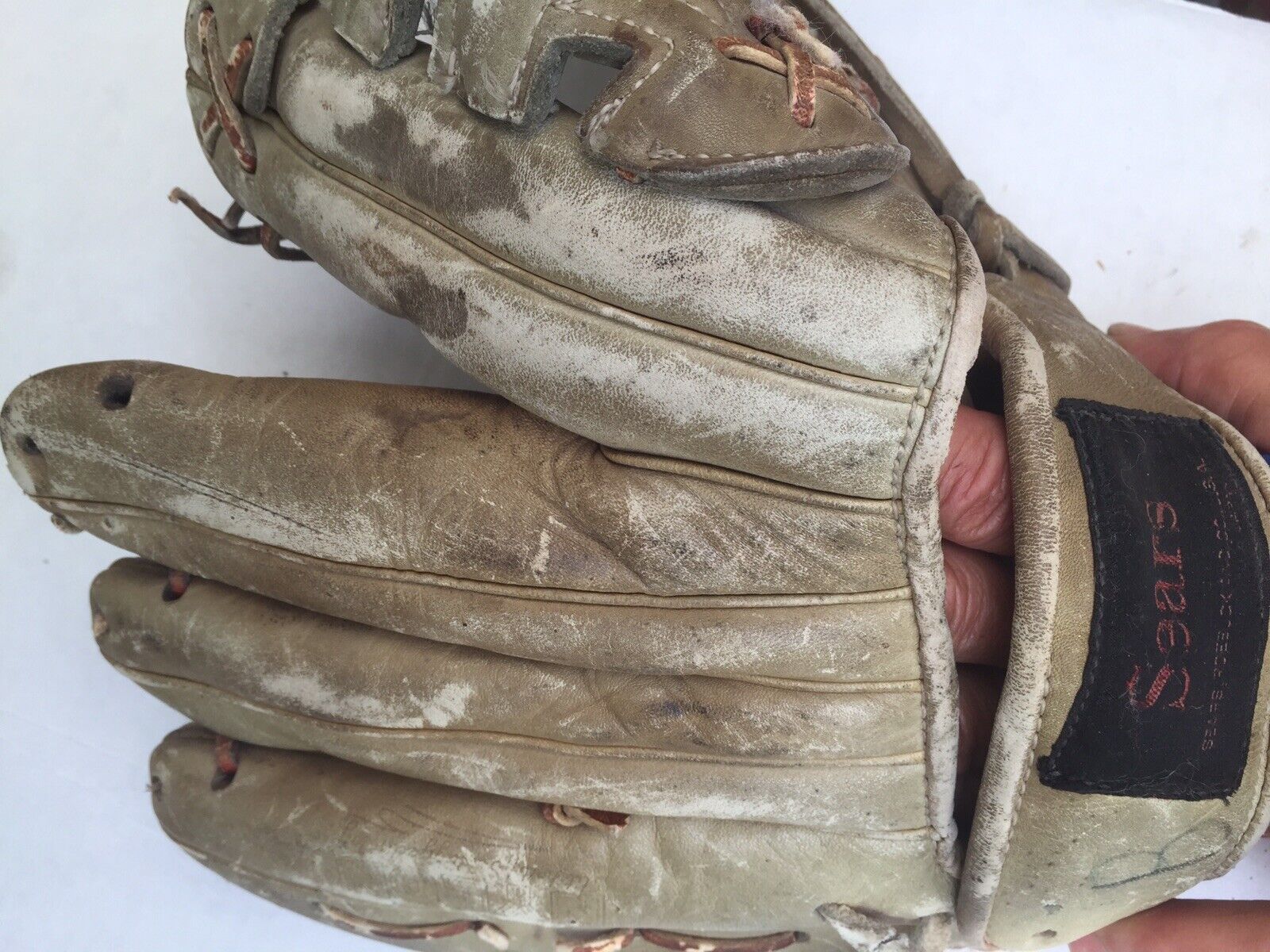 VINTAGE SEARS ROEBUCK AND CO. 1626 BASEBALL GLOVE RIGHT HANDED PRE OWNED