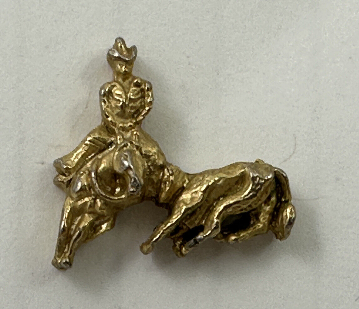 Rodeo Wrangling Cowboy Bull Fighting Western Gold Tone Vintage Lapel Pin