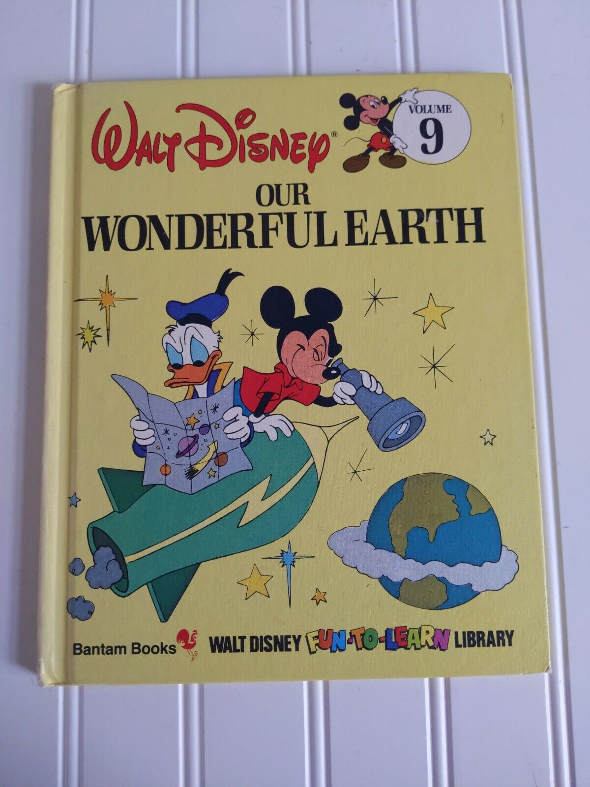 Walt Disney Bantam book - Our wonderful earth (Volume 9)(1984)