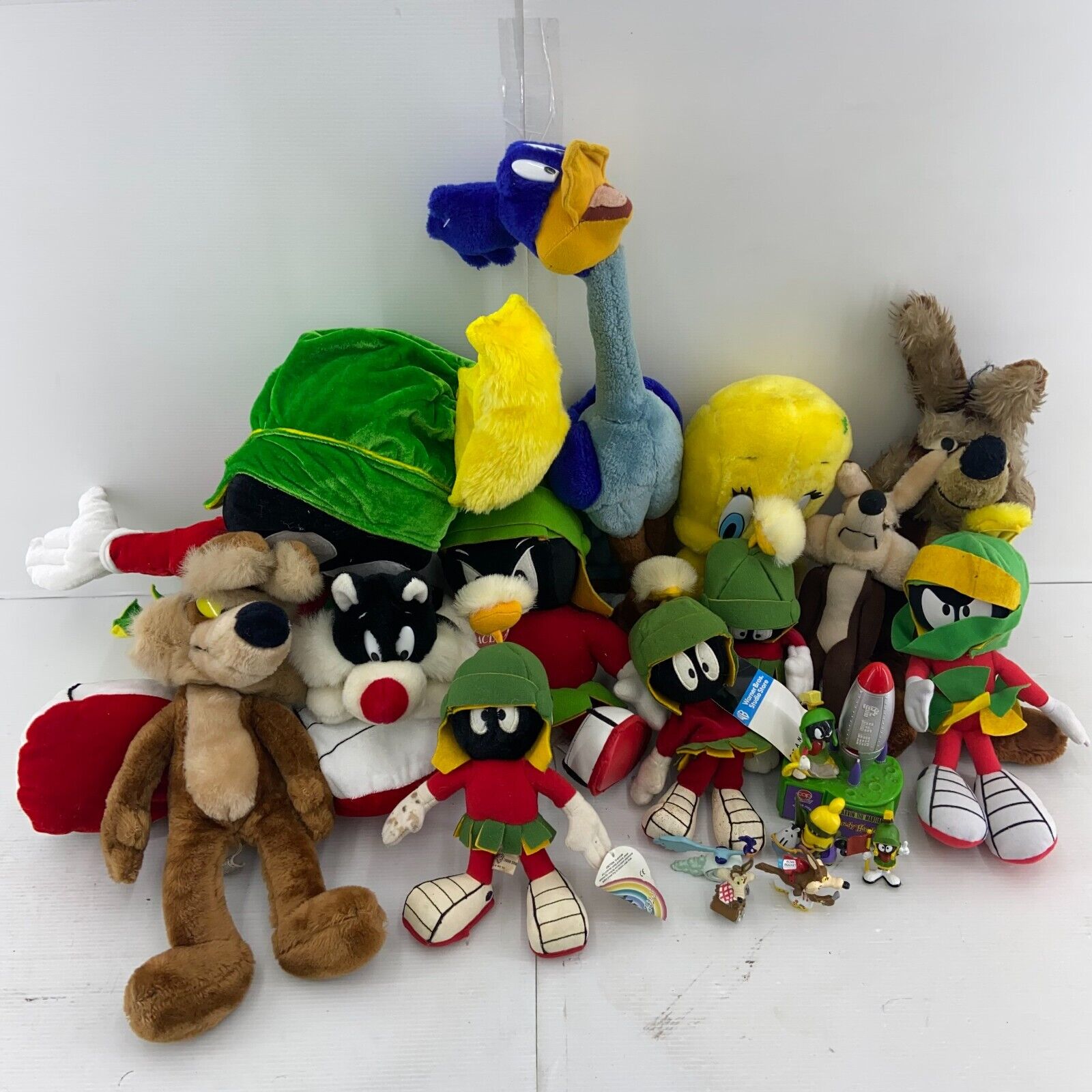 Mixed LOT of 20 ACME Looney Tunes Plush Toy Figures Marvin Martian Wile Coyote
