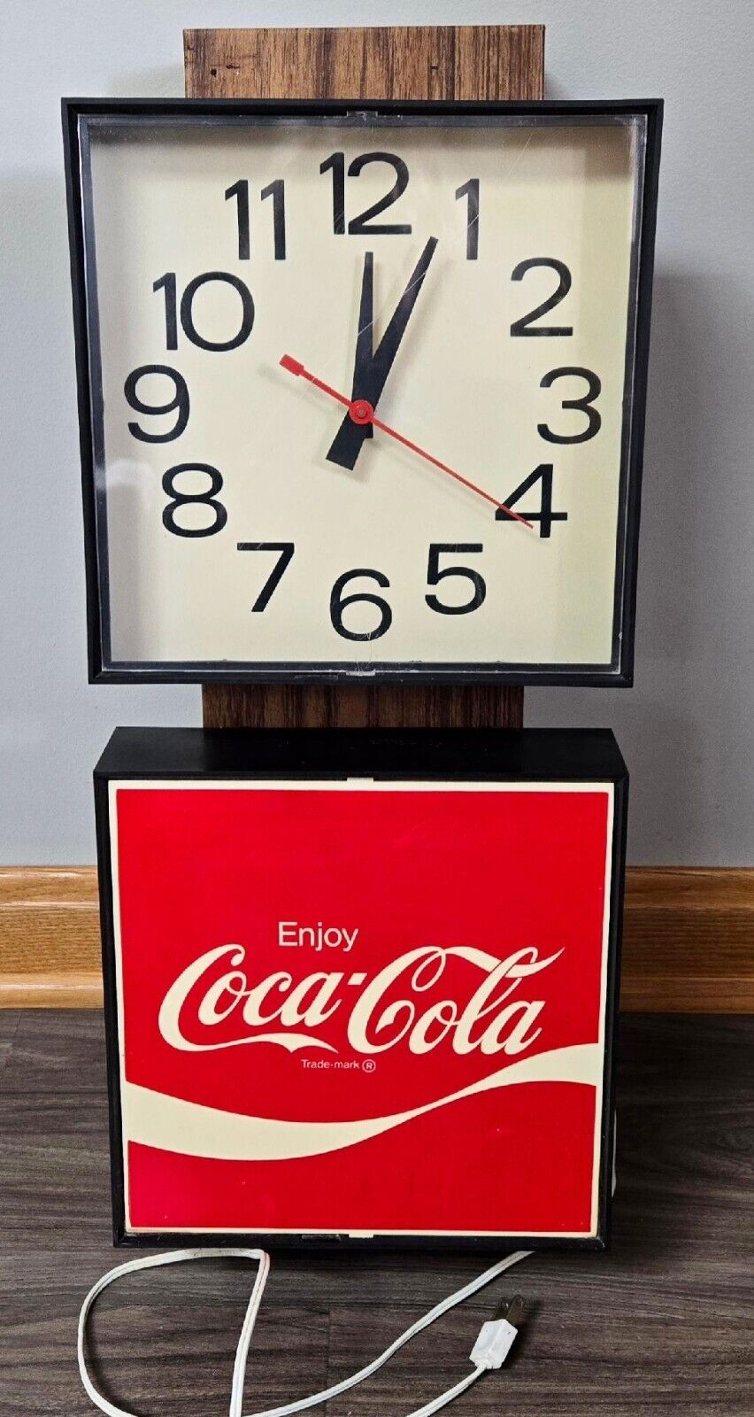 Vintage Coca-Cola Wall Clock 1976 Ingress-Plastene Model G018 Clock Works.