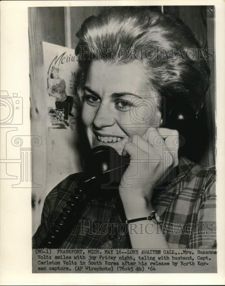 1964 Press Photo Mrs. Suzanne Voltz talks to husband, Capt. C. Voltz on phone
