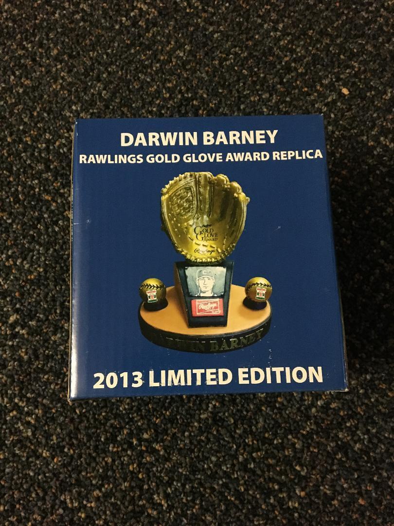 CHICAGO CUBS DARWIN BARNEY 2013 GOLD GLOVE STADIUM GIVEAWAY. NEW