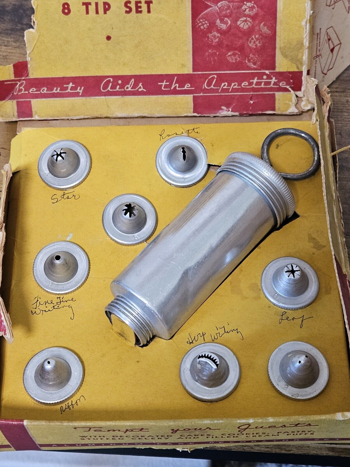 VINTAGE ROYAL INDUSTRIES Aluminum Cake Decorator with 8 Tips 