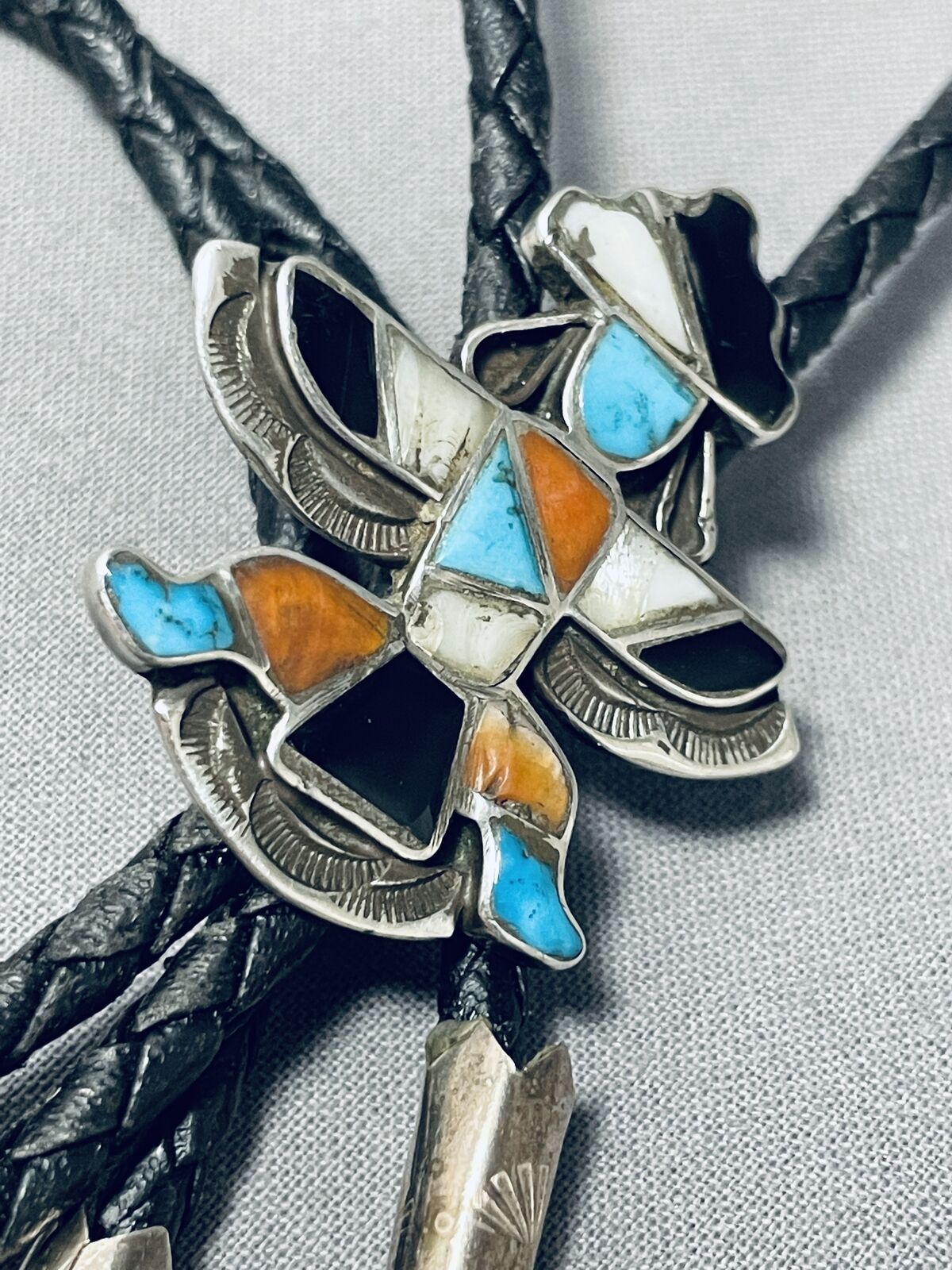 IMPRESSIVE VINTAGE ZUNI TURQUOISE STERLING SILVER KNIFEWING BOLO