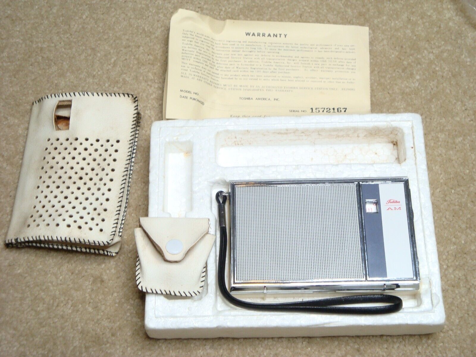 Vintage TOSHIBA 6P-35 pocket 6 transistor AM radio. white. chrome. Japan. works